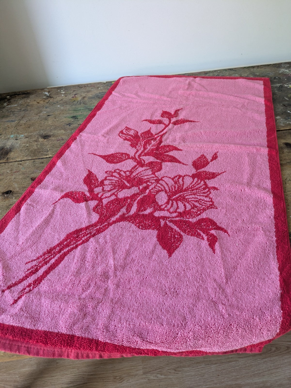 1x Vintage Towel Lily Flower Red Retro Bath bathroom prop Midcentury Cotton Vgc