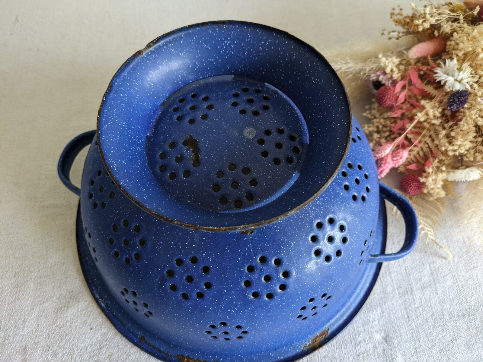 French 1960s/70s ENAMEL BLUE Speckled COLANDER VINTAGE KITCHENALIA Seive Prop 