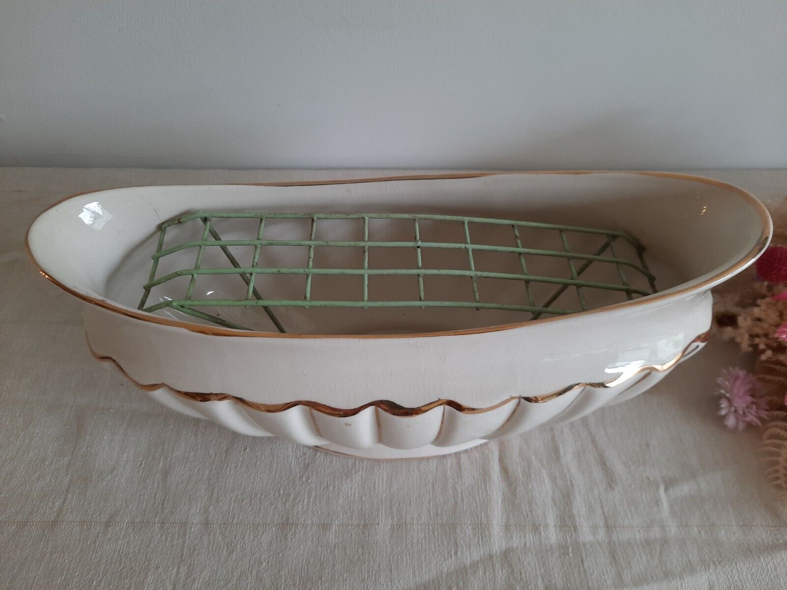 Shell Patterned Oval Mantle Vase White 1940's Pottery Gilt Retro Vintage Florist