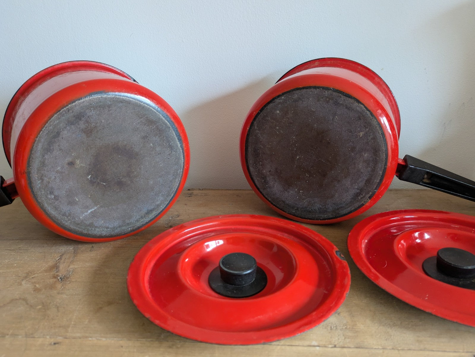 2 Vintage Red Enamel Saucepans Black Handles With Lids Retro Props Kitchenalia 