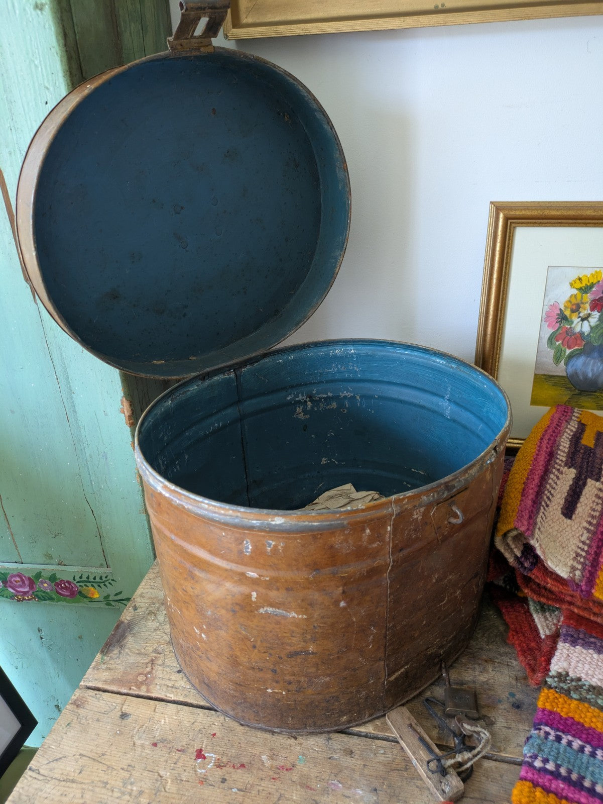 ANTIQUE EARLY 19TH CENTURY HAT BOX VINTAGE RUSTIC IRON LUGGAGE BOX WITH LOCK KEY