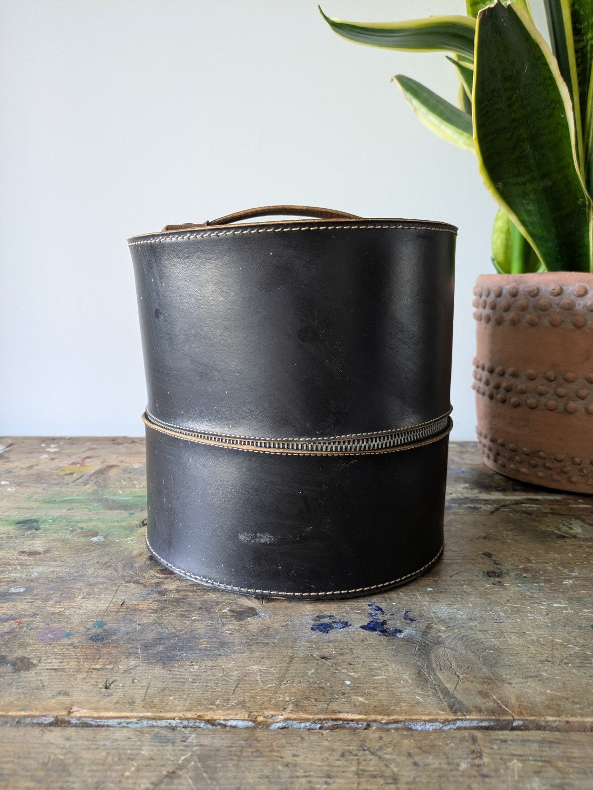Vintage Art Deco Zip Black Vinyl Hat Case Newspaper Baker Boy Hat Salmon Pink Vg