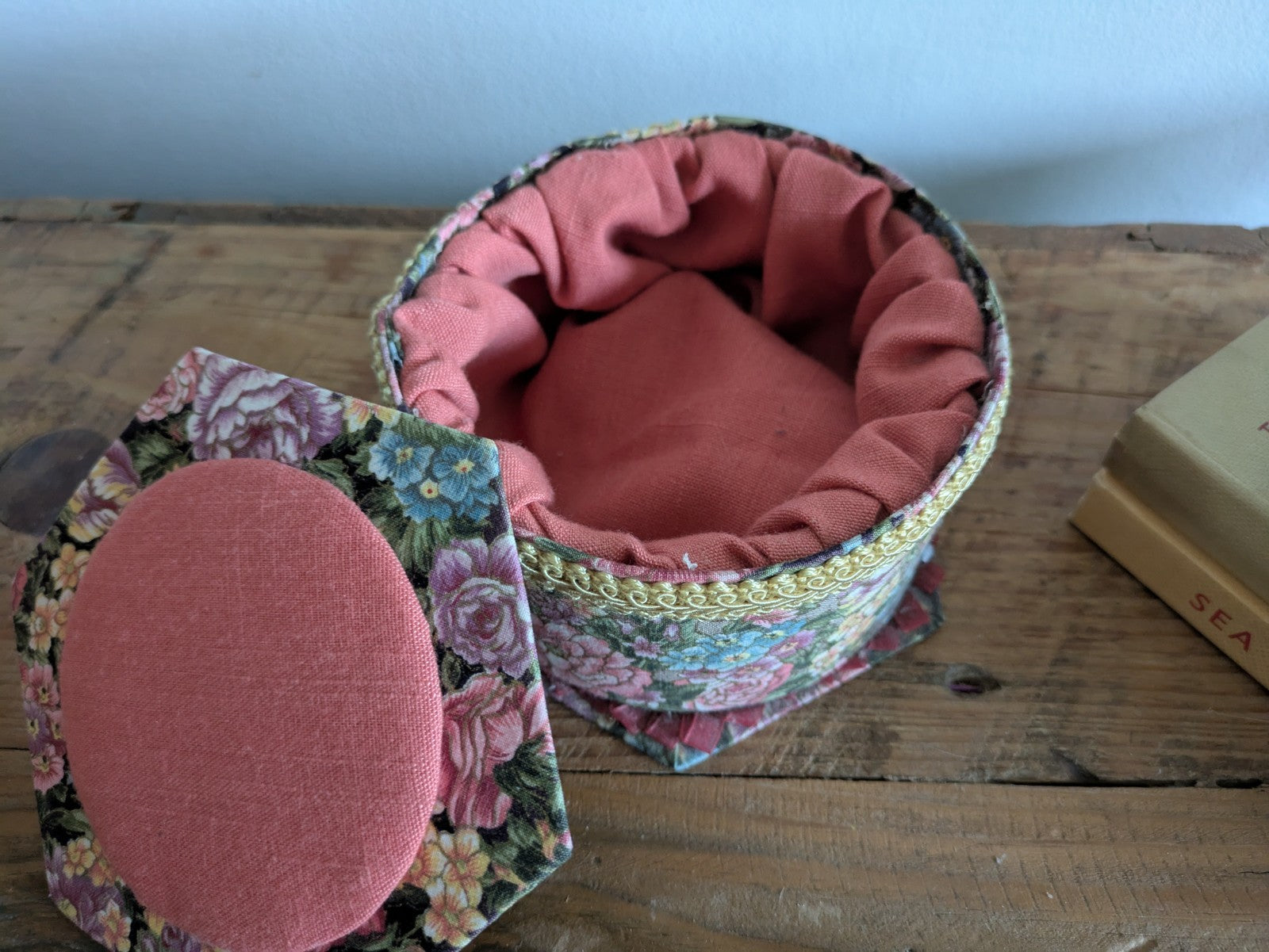 VTG Floral Fabric Covered Hexagonal Jewelry Storage Trinket Sewing Box w/Lid Vgc