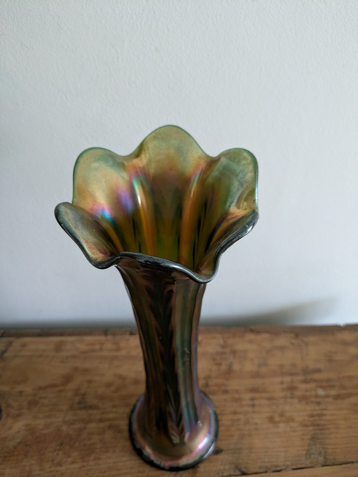 FENTON PLUME PANELS FEATHER GREEN CARNIVAL GLASS VASE RUFFLE RIM 1940S SWUNG VGC