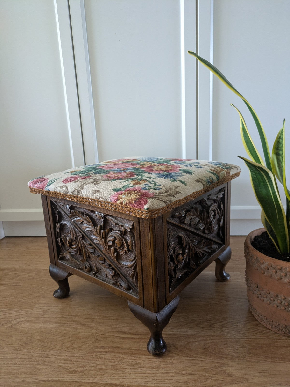 VTG ANTIQUE STYLE HEAVILY CARVED SEWING BOX STOOL SANDERSON UPHOLSTERED STORAGE