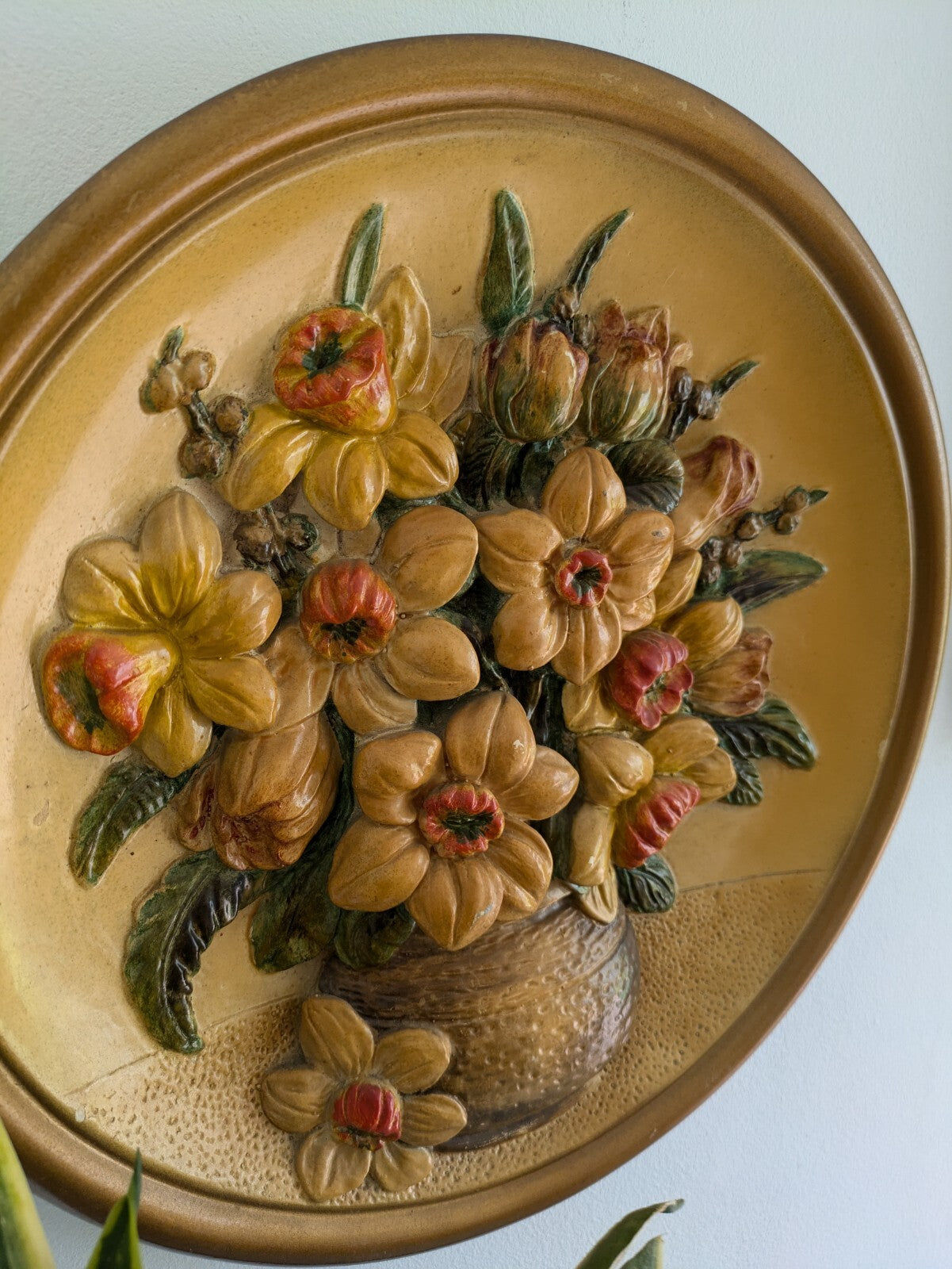 VTG 30s 37.4cm Gold Floral Hand Painted Chalkware Plaque 3D Plate Daffodils Vgc