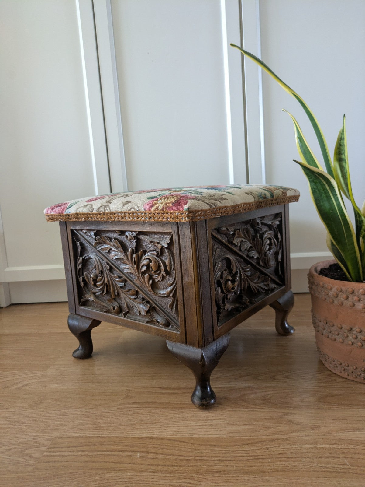 VTG ANTIQUE STYLE HEAVILY CARVED SEWING BOX STOOL SANDERSON UPHOLSTERED STORAGE