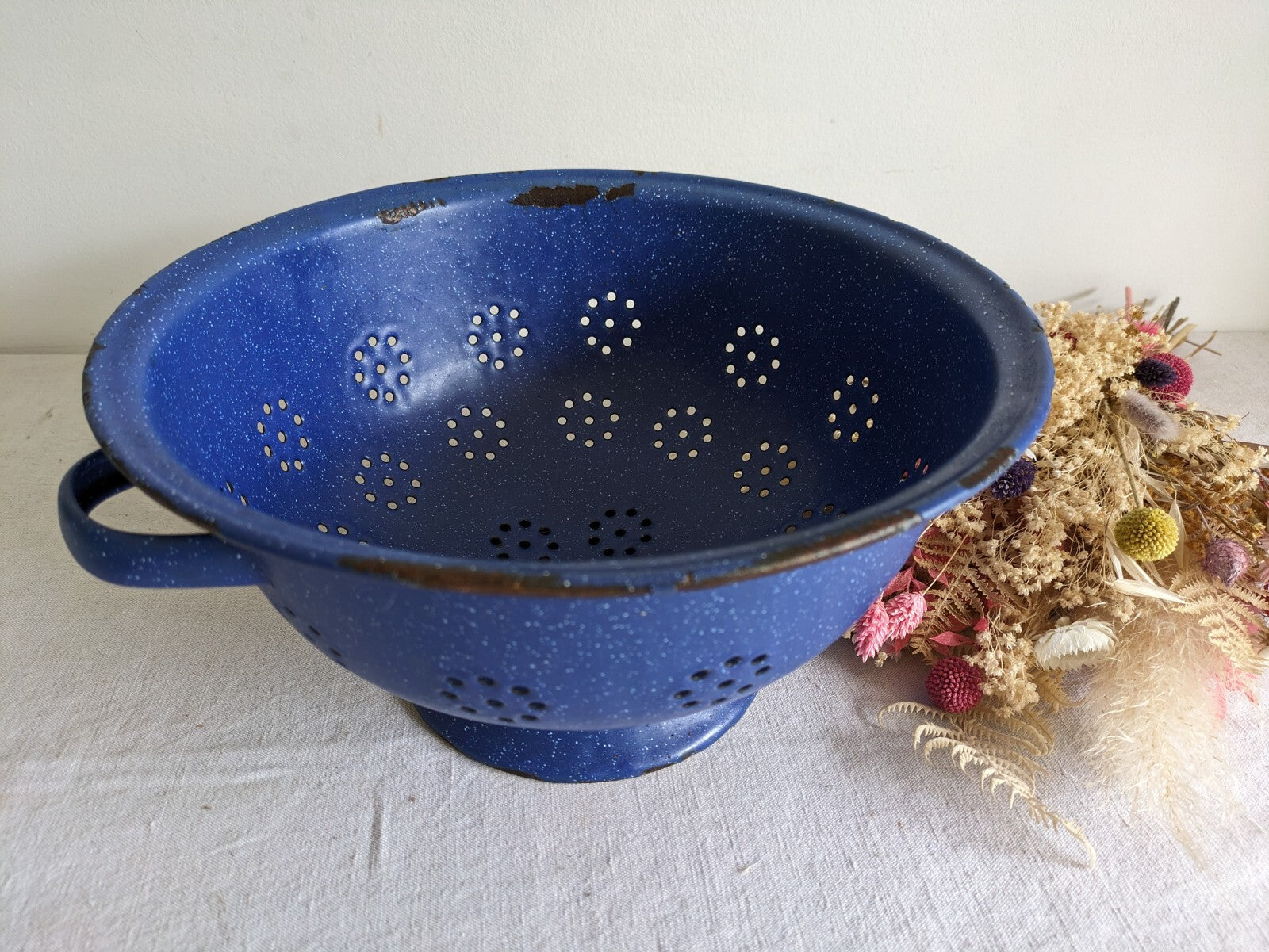 French 1960s/70s ENAMEL BLUE Speckled COLANDER VINTAGE KITCHENALIA Seive Prop 
