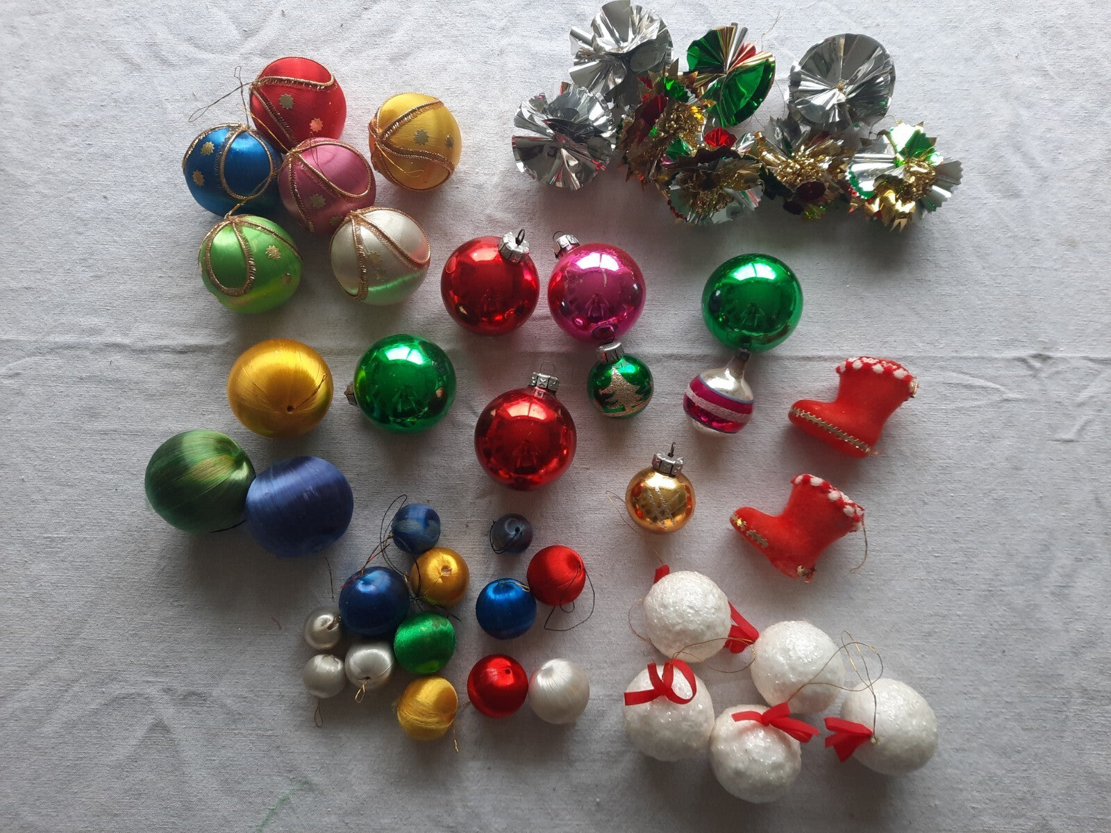 40 Silk GLASS VINTAGE foil RETRO CHRISTMAS BAUBLES Kitsch Xmas Tree Decorations