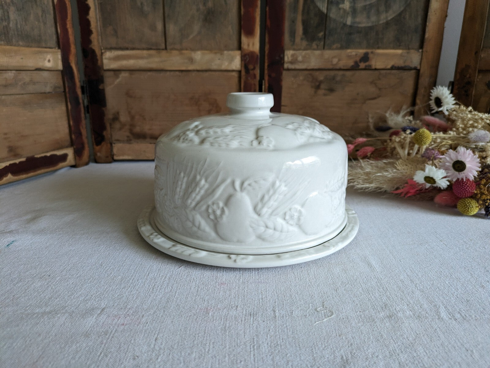 VTG XL White Embossed Harvest Fruit Ceramic Cheese Cake Dome Cloche Cover +Plate