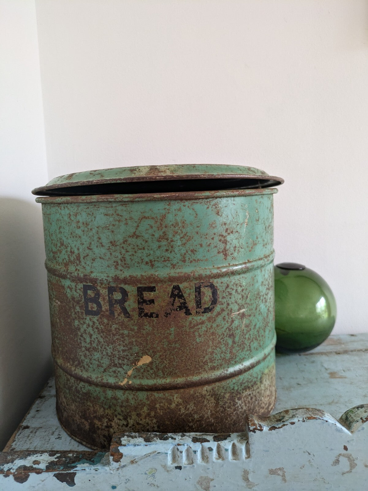 Vintage Pelican RETRO Enamelled Round Farm House Bread Bin Flip Lid Green Prop