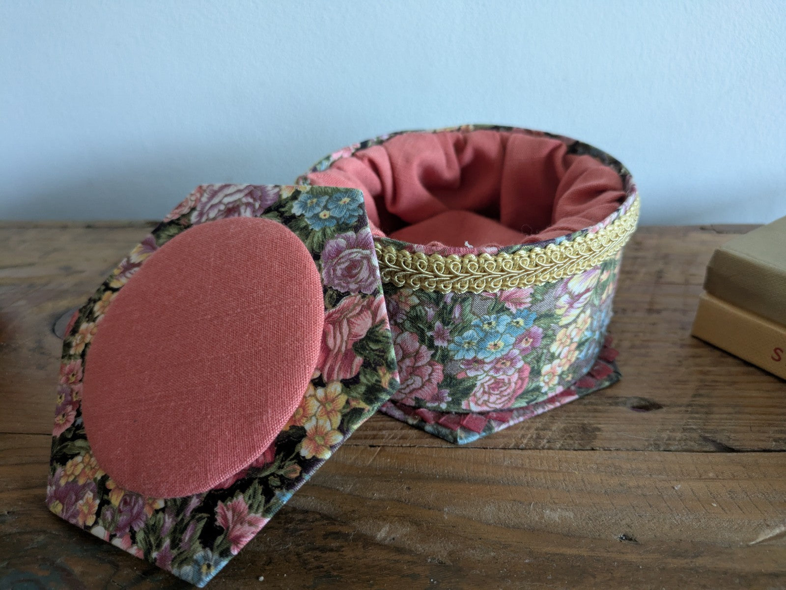 VTG Floral Fabric Covered Hexagonal Jewelry Storage Trinket Sewing Box w/Lid Vgc
