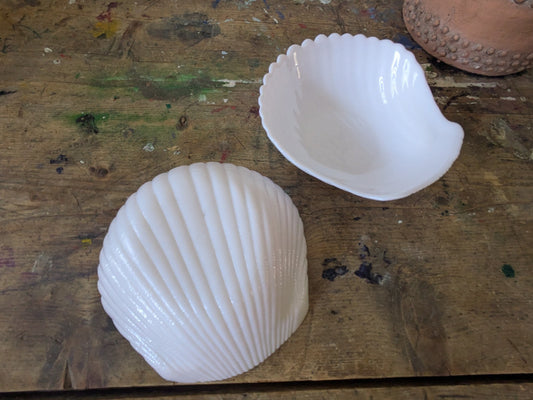 2x Arcoroc COQUILLAGE Style White glass Vtg Bowls Shell scalloped Clam Milk Vgc
