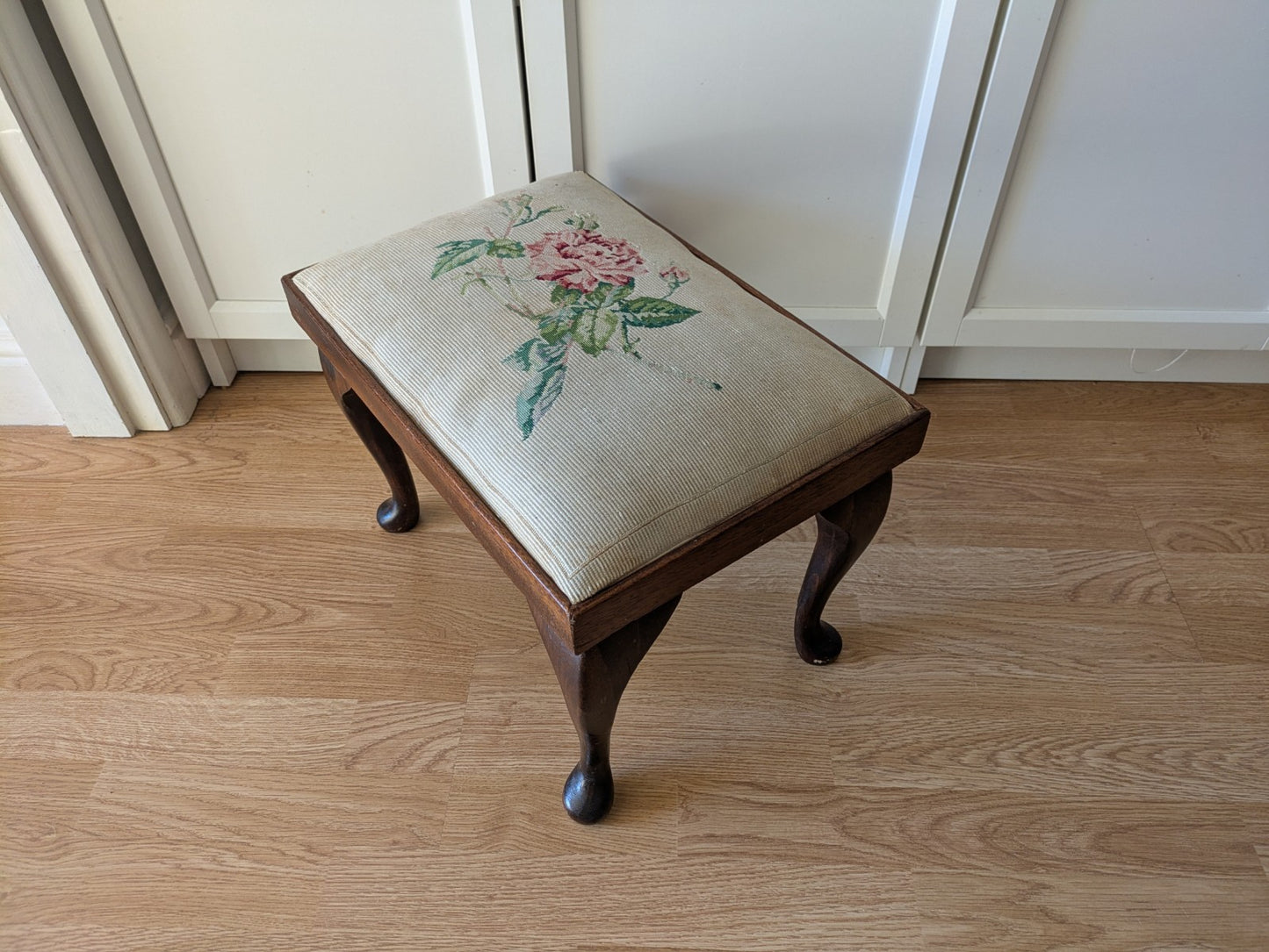 Victorian Queen Anne Leg Needlepoint Stool Rose Floral Seat Tapestry Antique Vtg
