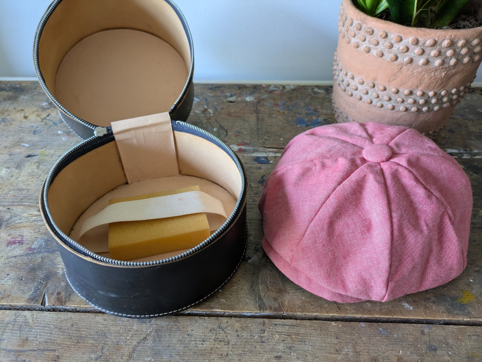 Vintage Art Deco Zip Black Vinyl Hat Case Newspaper Baker Boy Hat Salmon Pink Vg