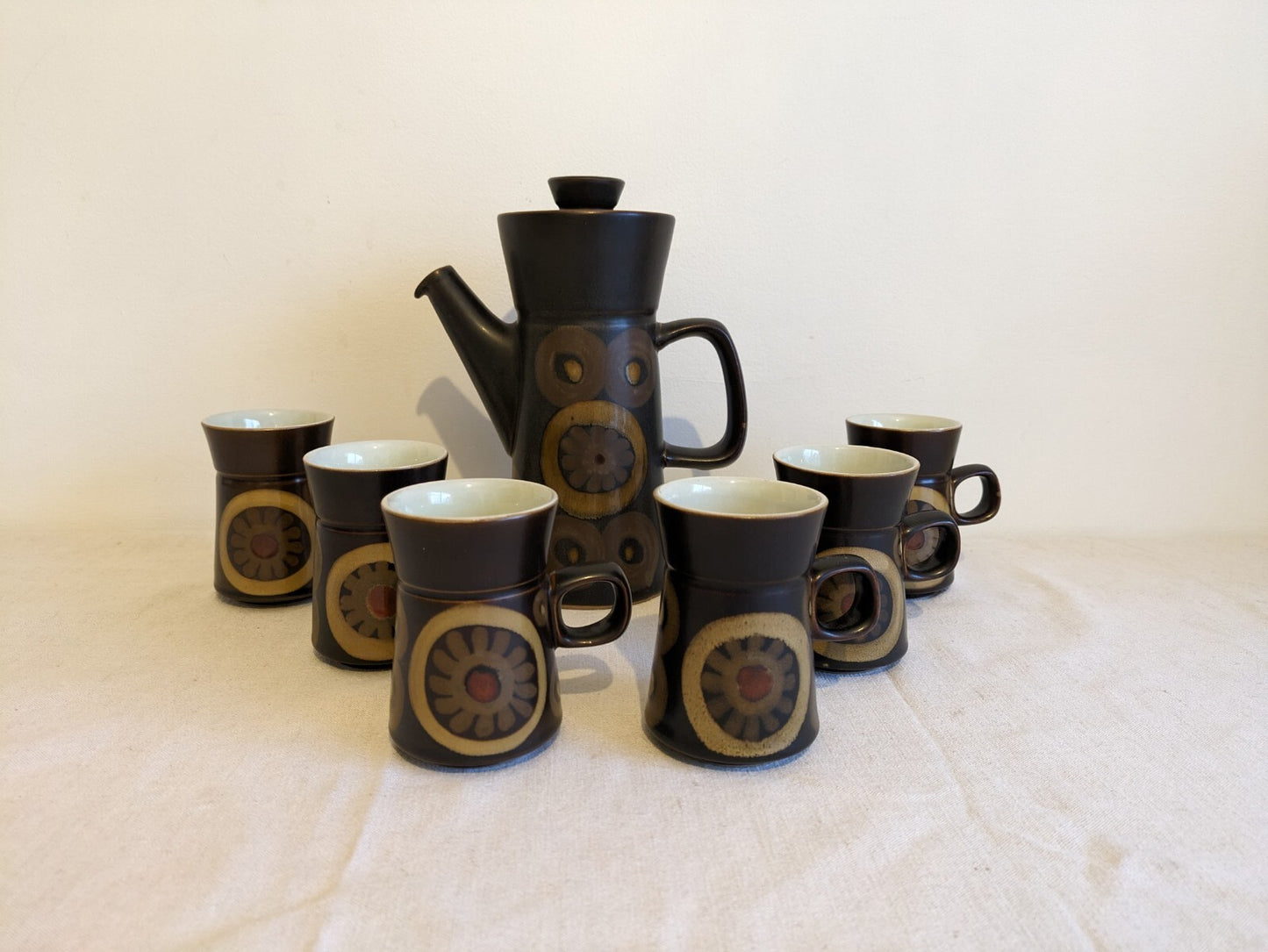 7 PIECE DENBY ARABESQUE 70s TABLEWARE COFFEE POT SET MUGS 1960S SMARKAND POTTERY