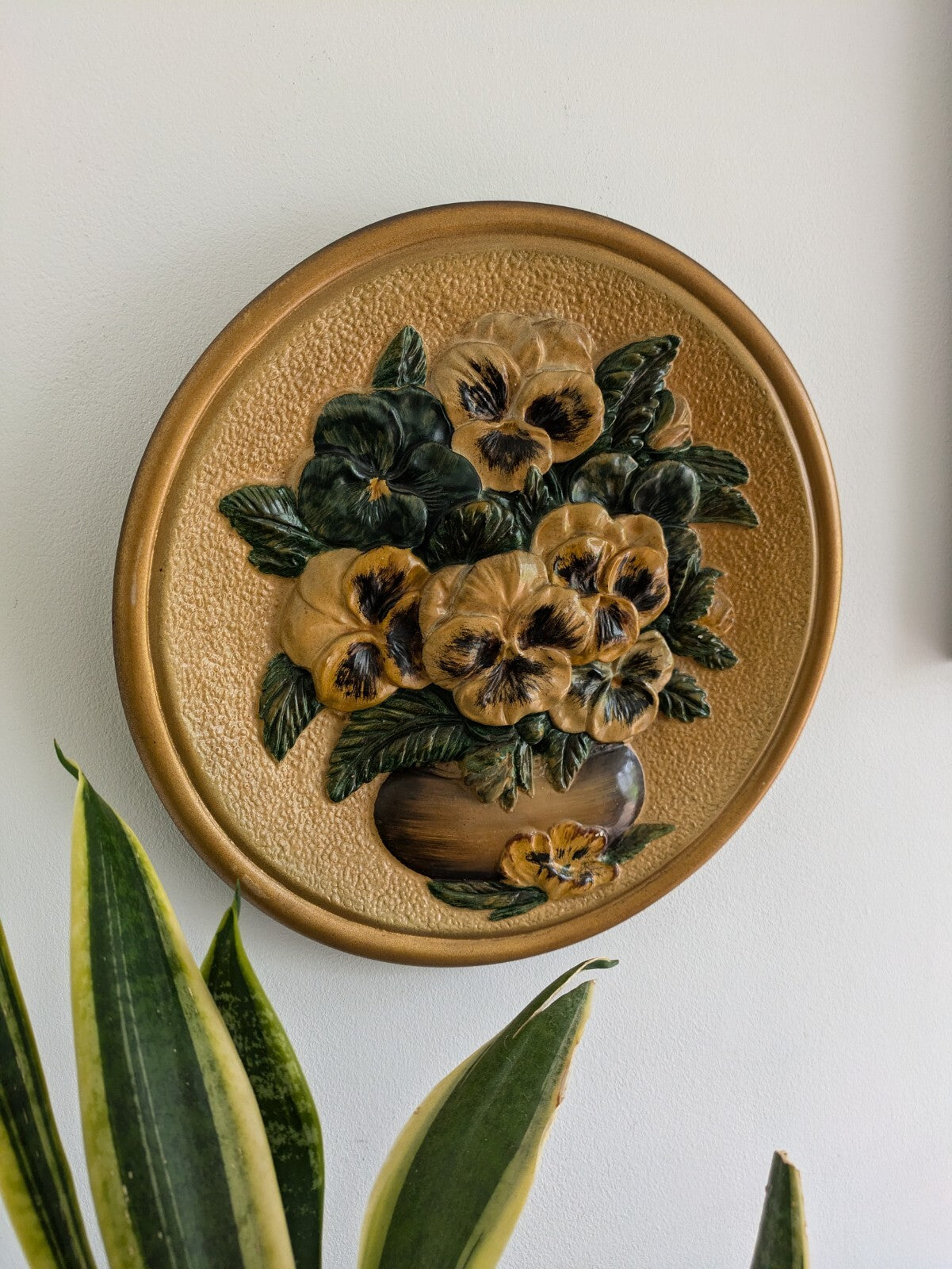 VTG 30s 33cm Gold Floral Hand Painted Chalkware Plaque 3D Plate Pansies Bouquet 