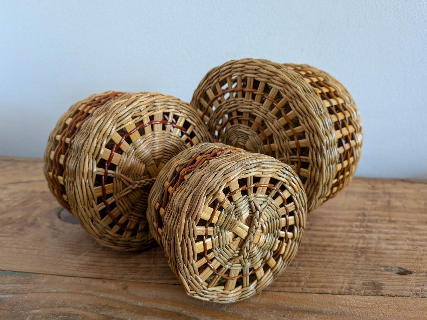 3x Round Woven BASKET Seagrass With Lid Trinket Sewing Storage Pots Rush Decor
