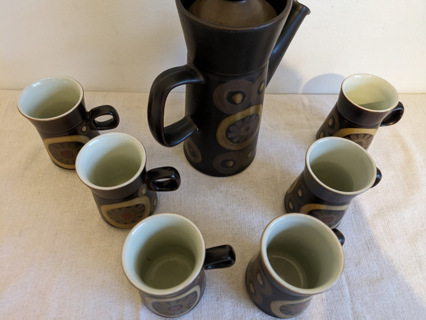 7 PIECE DENBY ARABESQUE 70s TABLEWARE COFFEE POT SET MUGS 1960S SMARKAND POTTERY