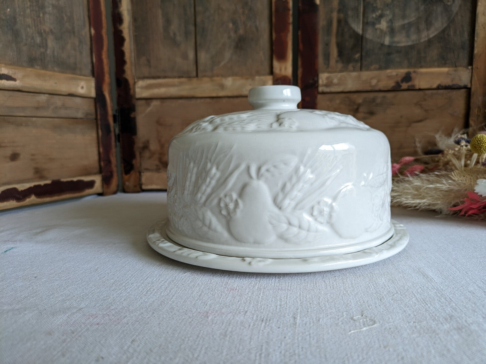 VTG XL White Embossed Harvest Fruit Ceramic Cheese Cake Dome Cloche Cover +Plate