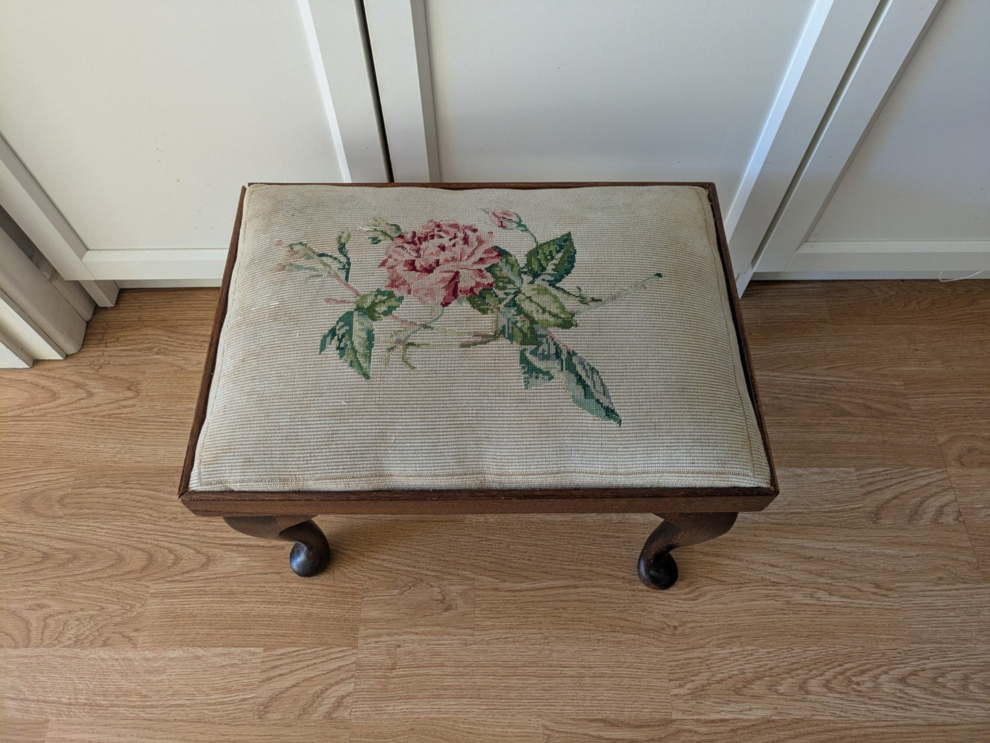 Victorian Queen Anne Leg Needlepoint Stool Rose Floral Seat Tapestry Antique Vtg