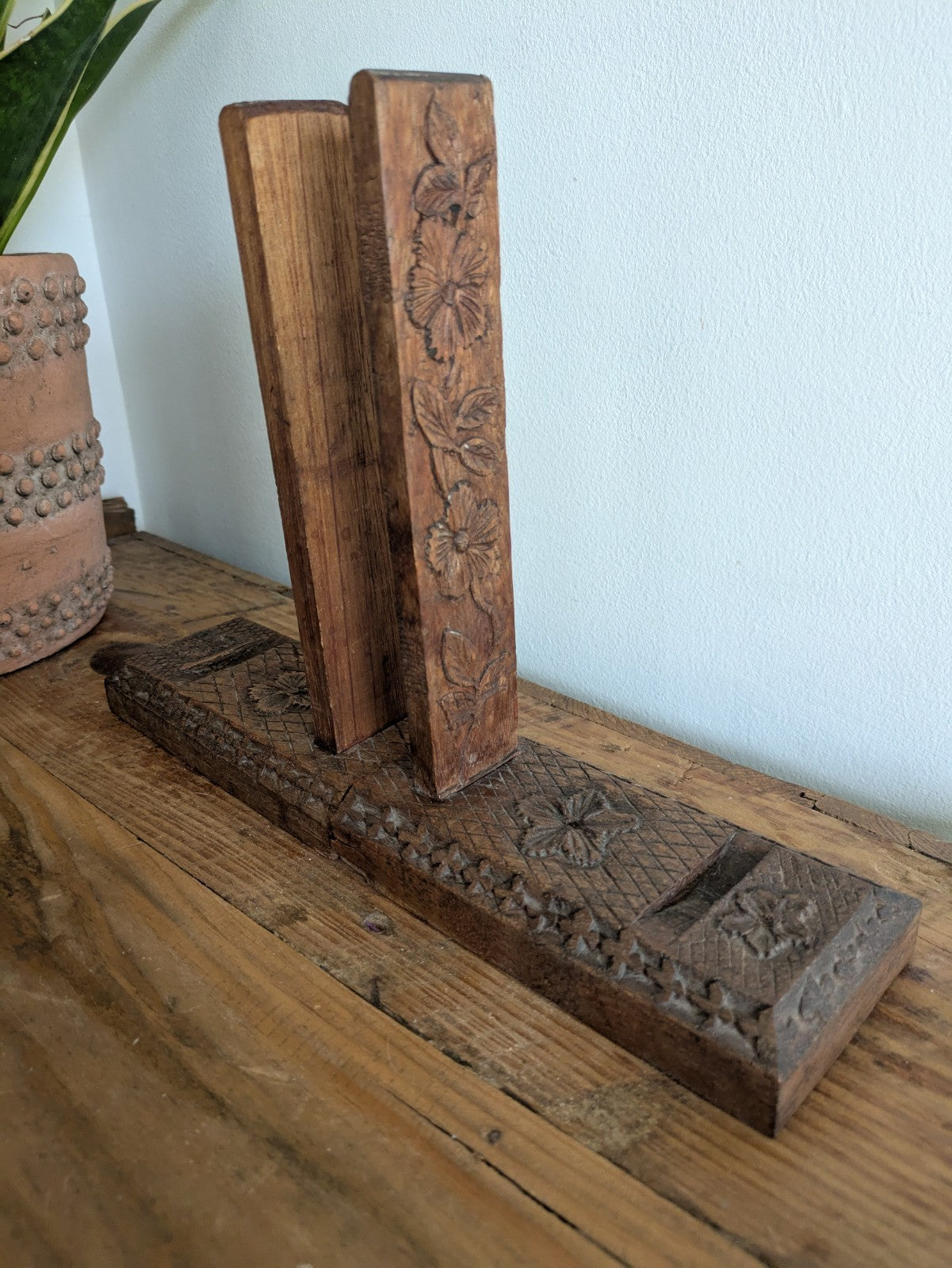2 Vintage Wooden Carved Floral Bookends Carvings Folk Art Prop Early 1900s Tramp