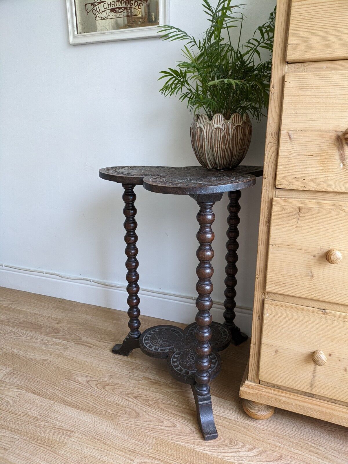 ANTIQUE IRISH DARK OAK SHAMROCK TABLE CLOVER CARVED BOBBIN TRIPOD THREE LEG VTG