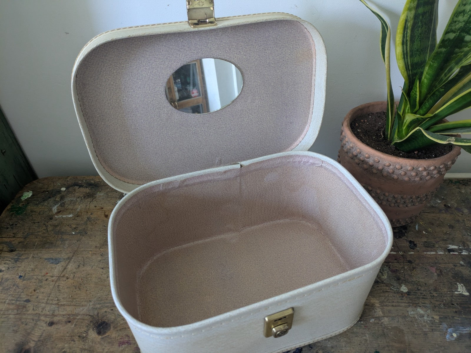 VINTAGE CREAM BEAUTY MAKEUP CASE VANITY CASE SUITCASE LUGGAGE HOLDALL RETRO PROP