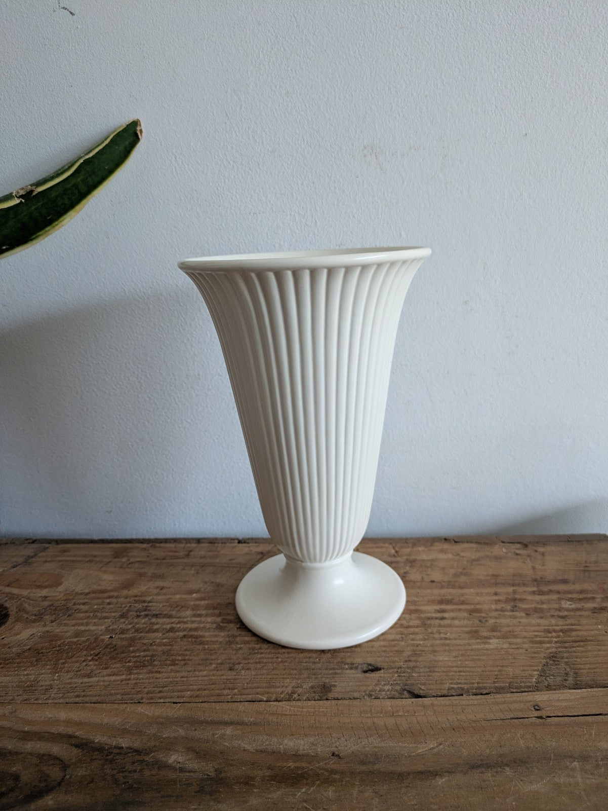 Vtg WEDGEWOOD Etruria & Barlaston Vase Ivory England Trumpet Fluted Ribbed Large