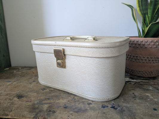 VINTAGE CREAM BEAUTY MAKEUP CASE VANITY CASE SUITCASE LUGGAGE HOLDALL RETRO PROP