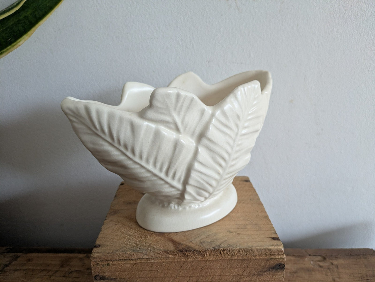 Vintage SylvaC White Palm Leaf Mantel Vase no. 3701 - Art Deco 1930s Planter Vgc