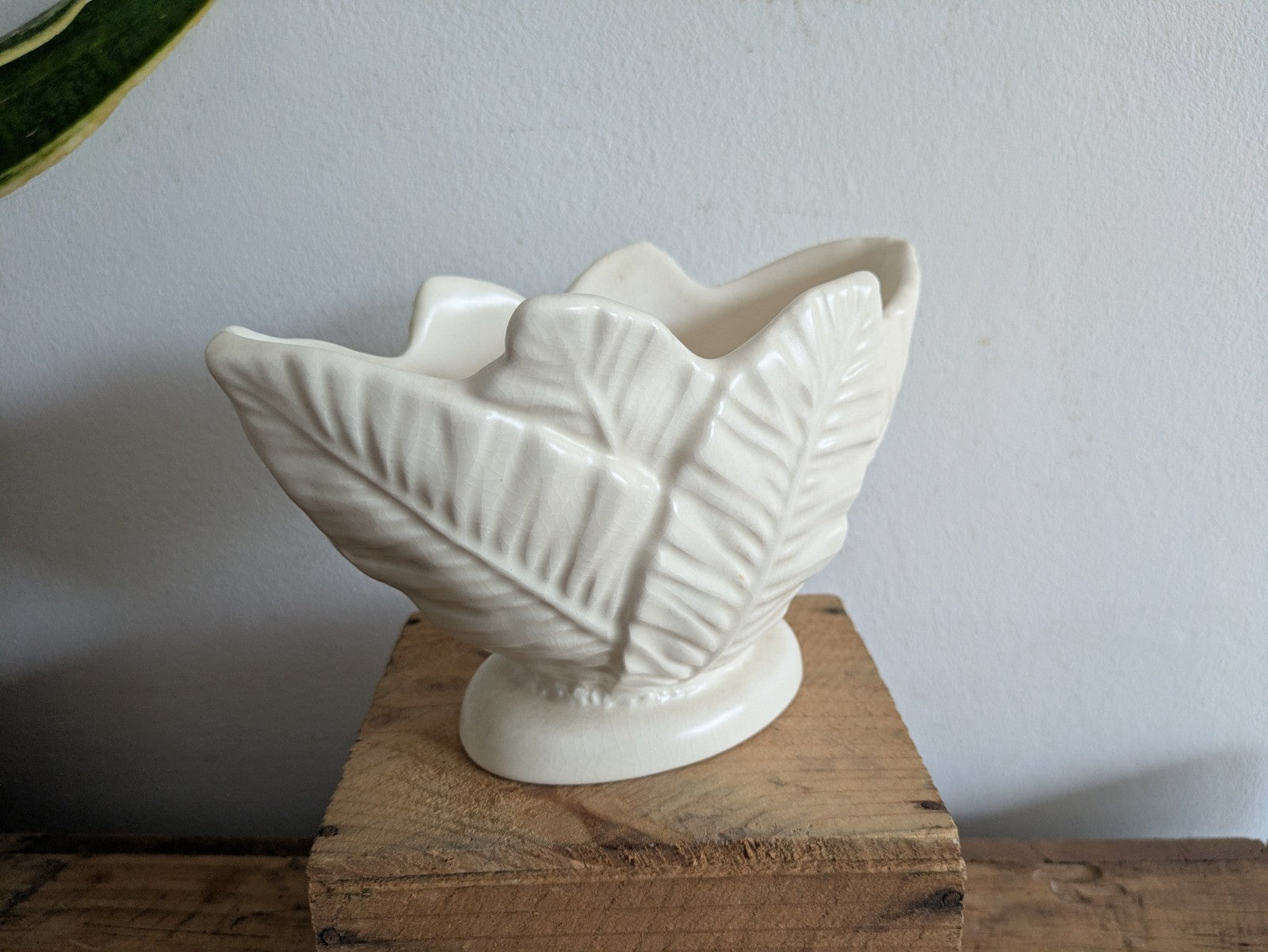 Vintage SylvaC White Palm Leaf Mantel Vase no. 3701 - Art Deco 1930s Planter Vgc