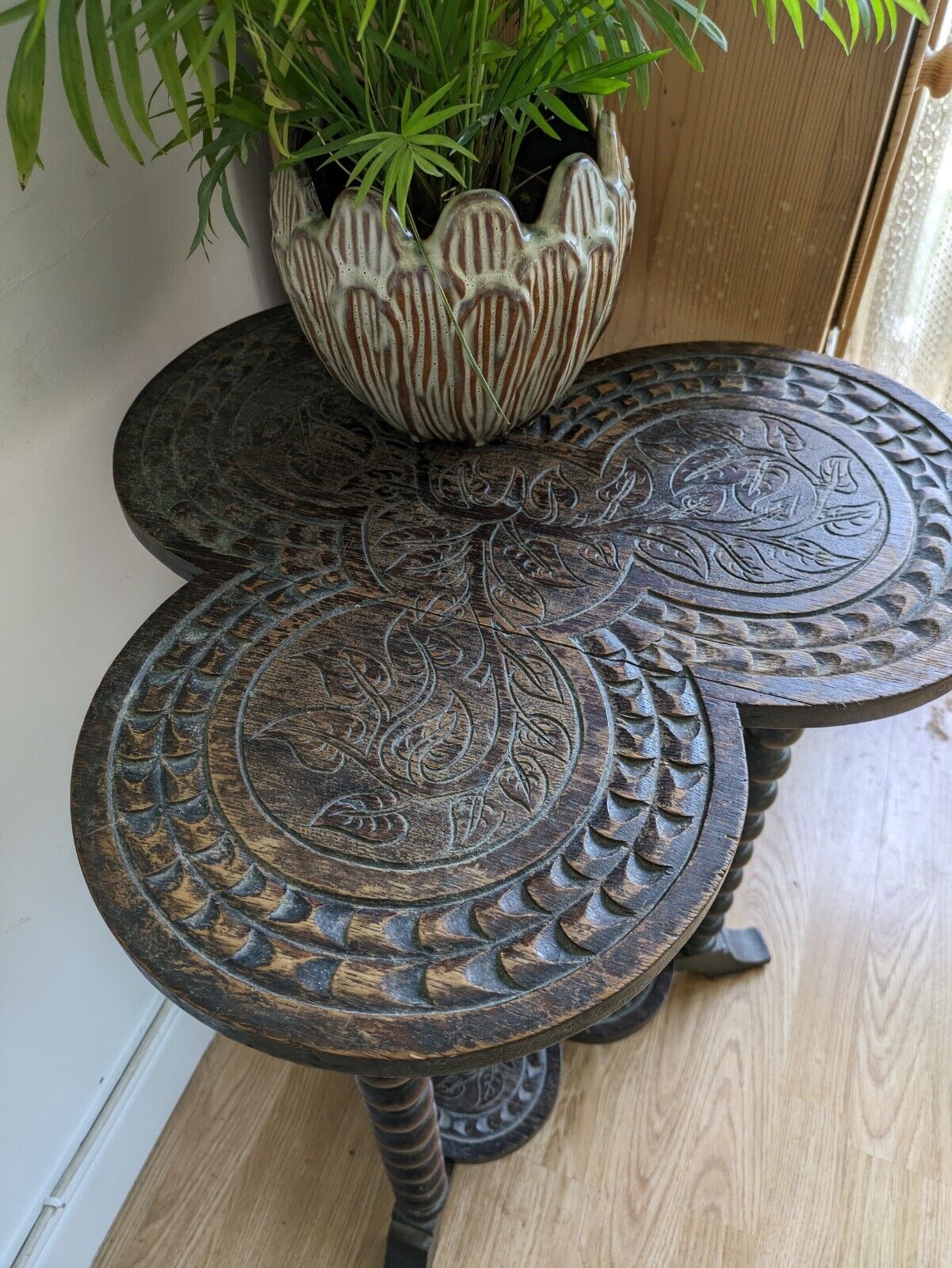 ANTIQUE IRISH DARK OAK SHAMROCK TABLE CLOVER CARVED BOBBIN TRIPOD THREE LEG VTG