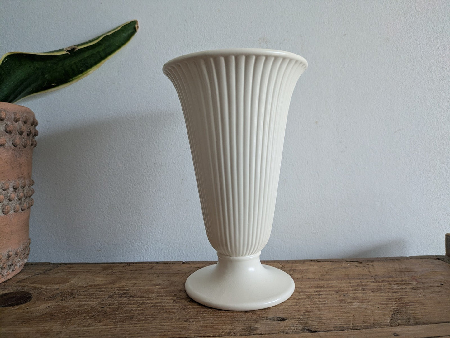 Vtg WEDGEWOOD Etruria & Barlaston Vase Ivory England Trumpet Fluted Ribbed Large