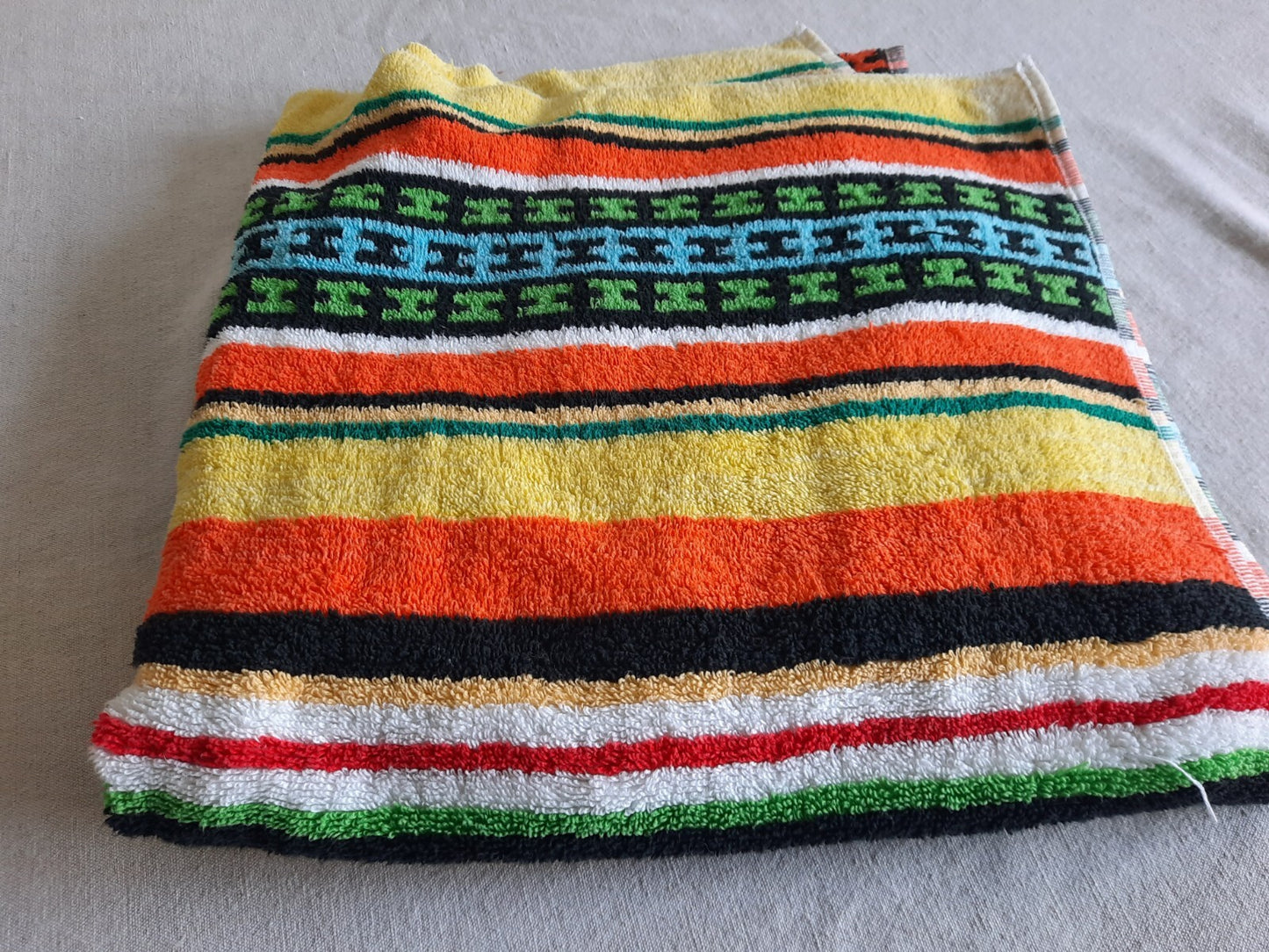 1 Vintage Towel Rainbow Retro Bath bathroom prop Midcentury Cotton Mcm L Stripe