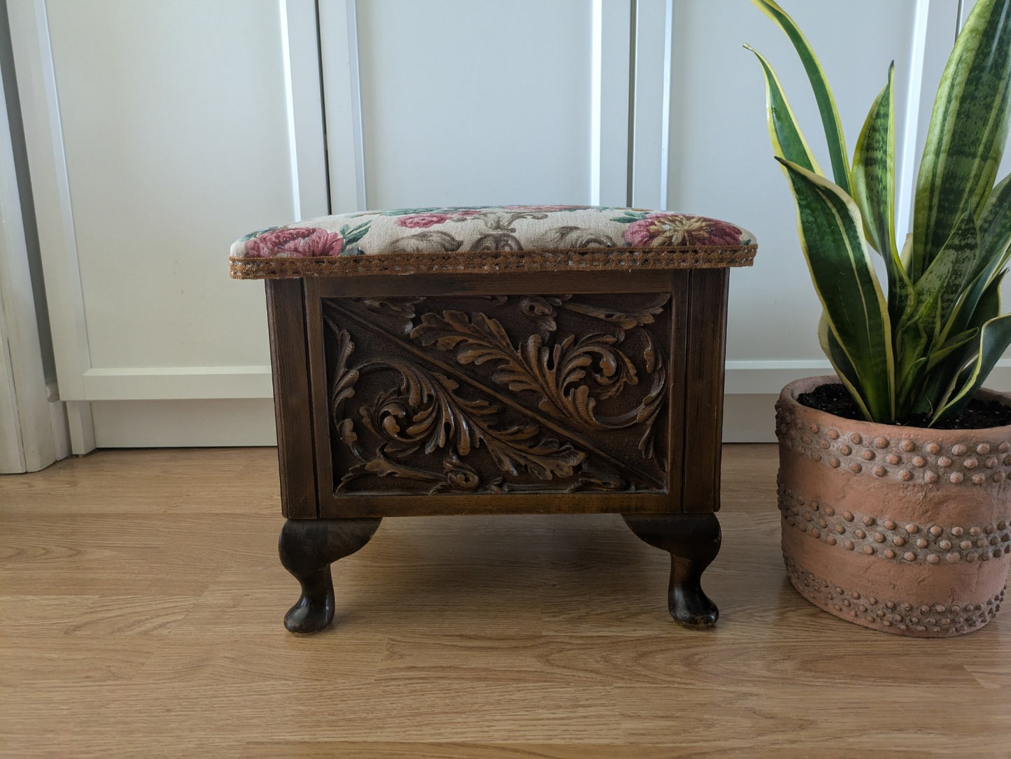 VTG ANTIQUE STYLE HEAVILY CARVED SEWING BOX STOOL SANDERSON UPHOLSTERED STORAGE
