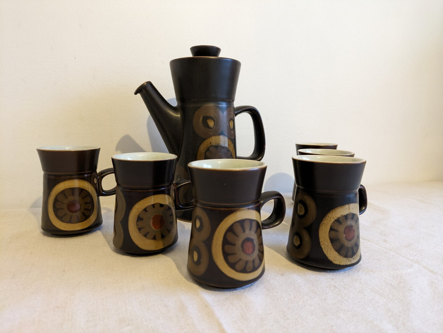 7 PIECE DENBY ARABESQUE 70s TABLEWARE COFFEE POT SET MUGS 1960S SMARKAND POTTERY
