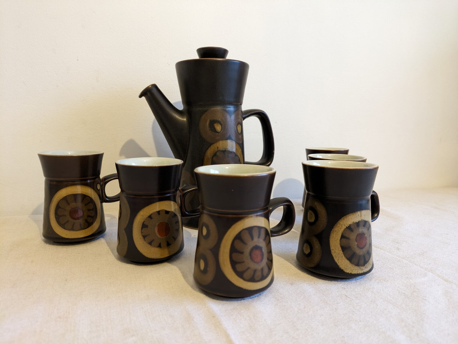 7 PIECE DENBY ARABESQUE 70s TABLEWARE COFFEE POT SET MUGS 1960S SMARKAND POTTERY