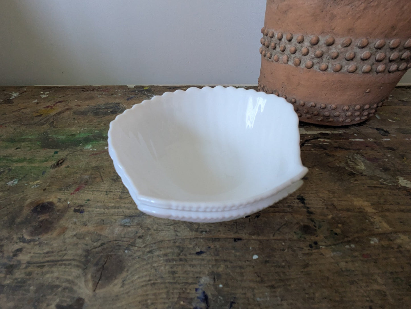 2x Arcoroc COQUILLAGE Style White glass Vtg Bowls Shell scalloped Clam Milk Vgc