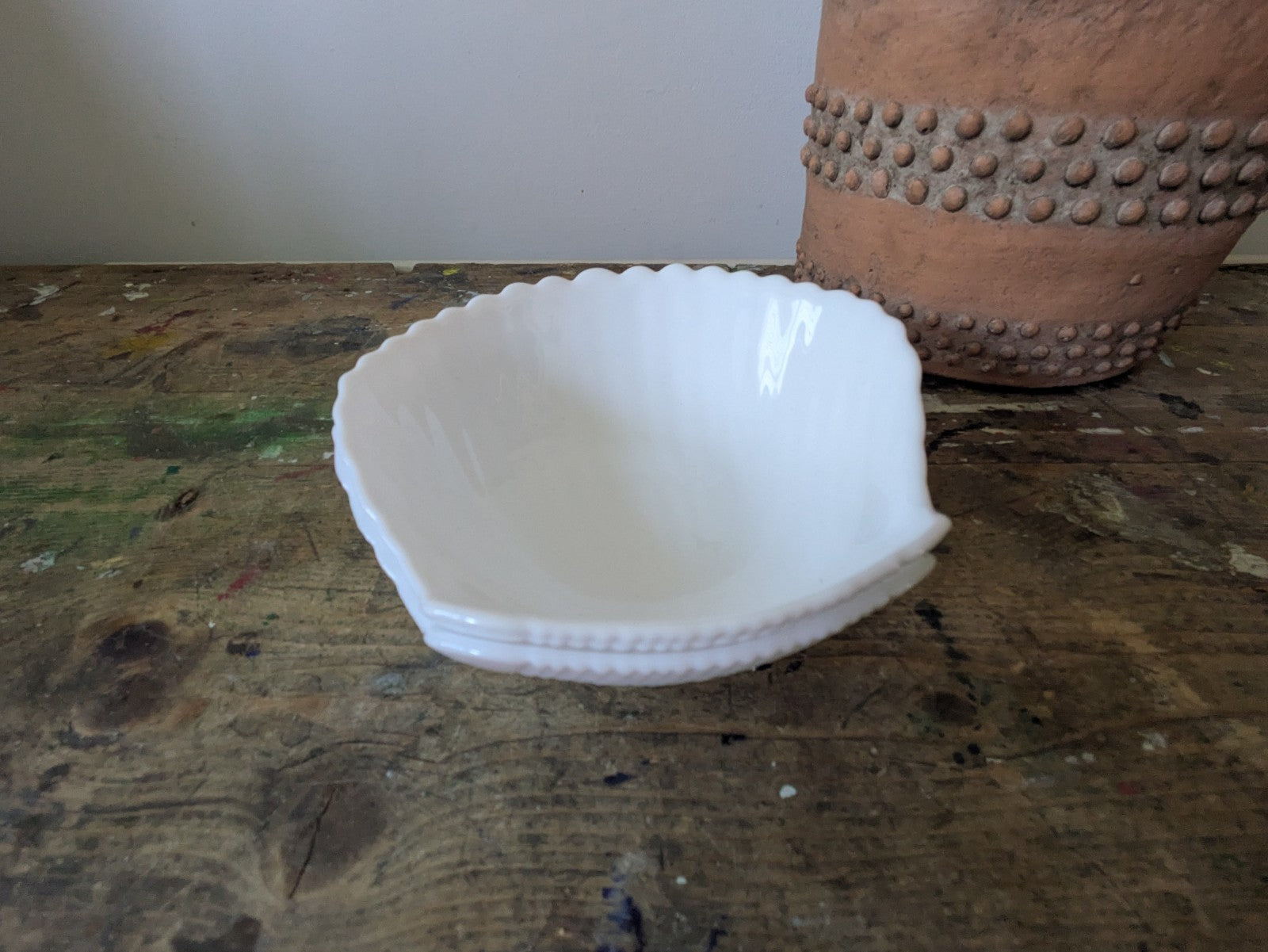 2x Arcoroc COQUILLAGE Style White glass Vtg Bowls Shell scalloped Clam Milk Vgc