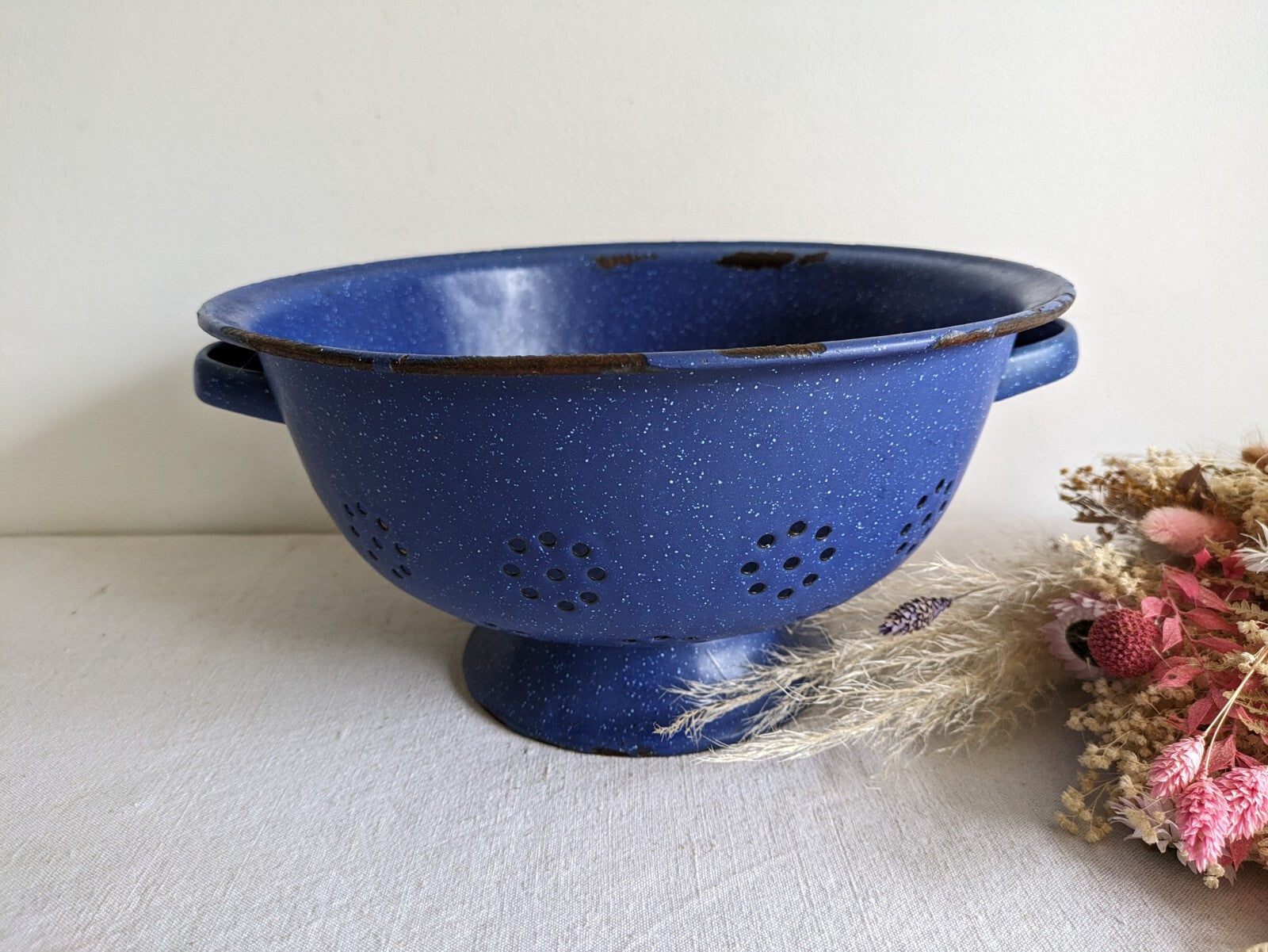 French 1960s/70s ENAMEL BLUE Speckled COLANDER VINTAGE KITCHENALIA Seive Prop 