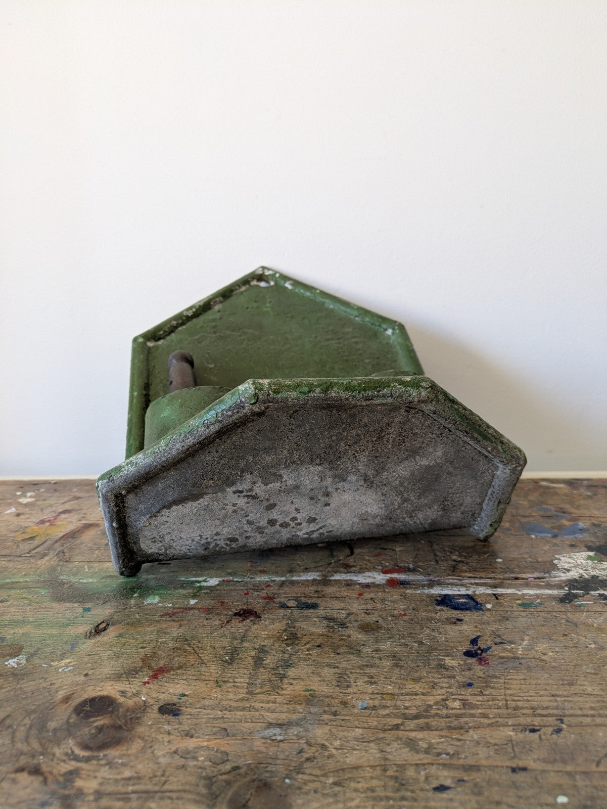 VTG Antique Arched Primitive Brush Green Metal Wall Hanging Tray Housekeeping 