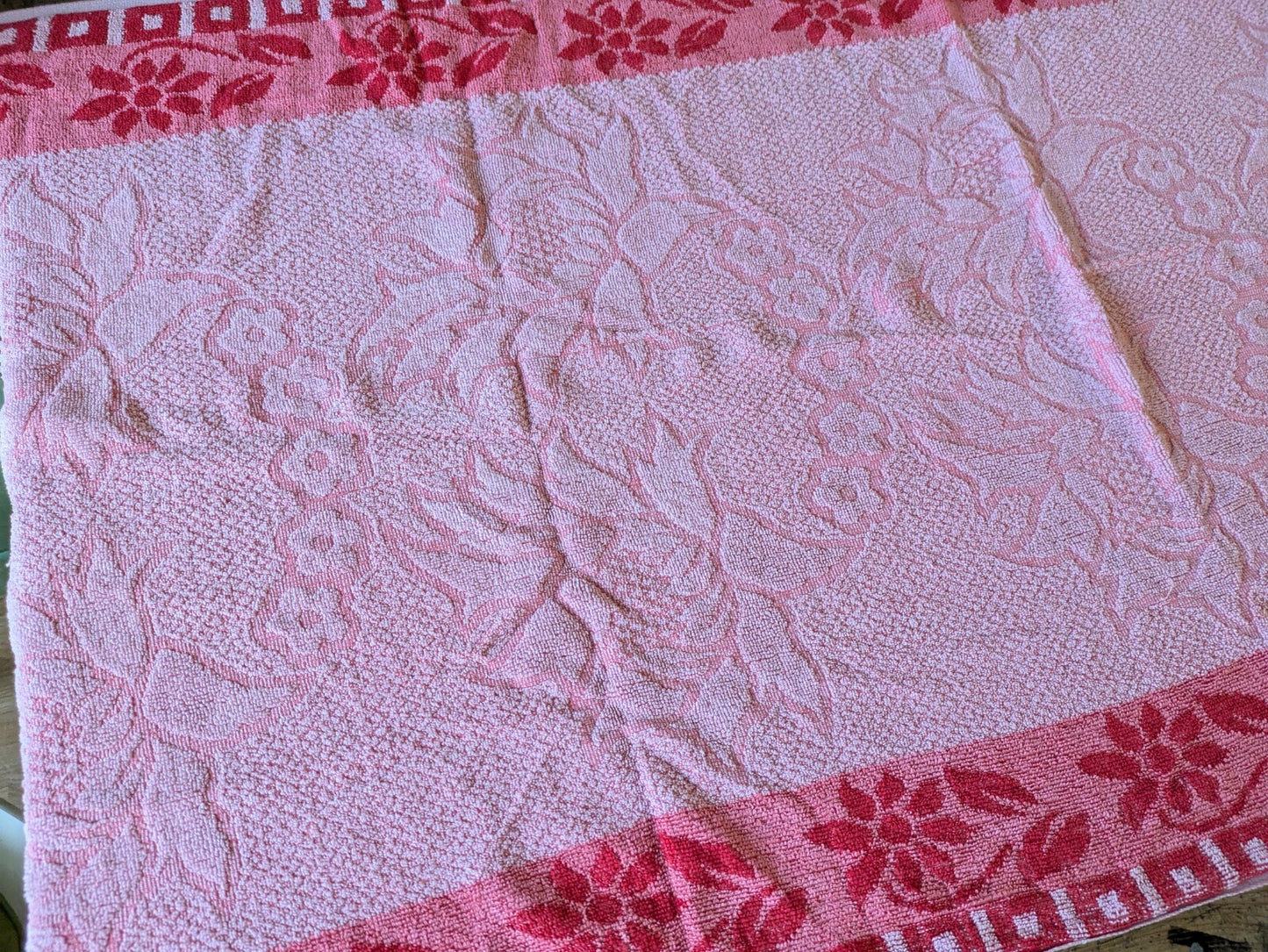 1 Vintage Towel Floral Red Retro Bath bathroom prop Midcentury Pink Cotton Old
