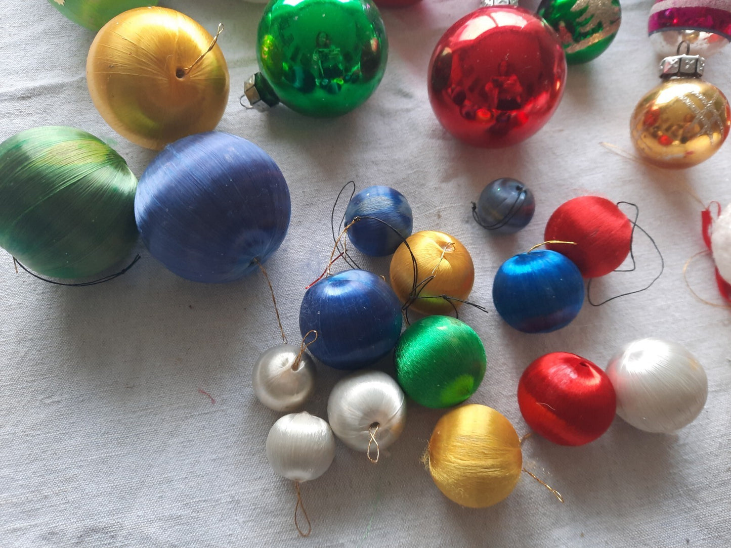 40 Silk GLASS VINTAGE foil RETRO CHRISTMAS BAUBLES Kitsch Xmas Tree Decorations