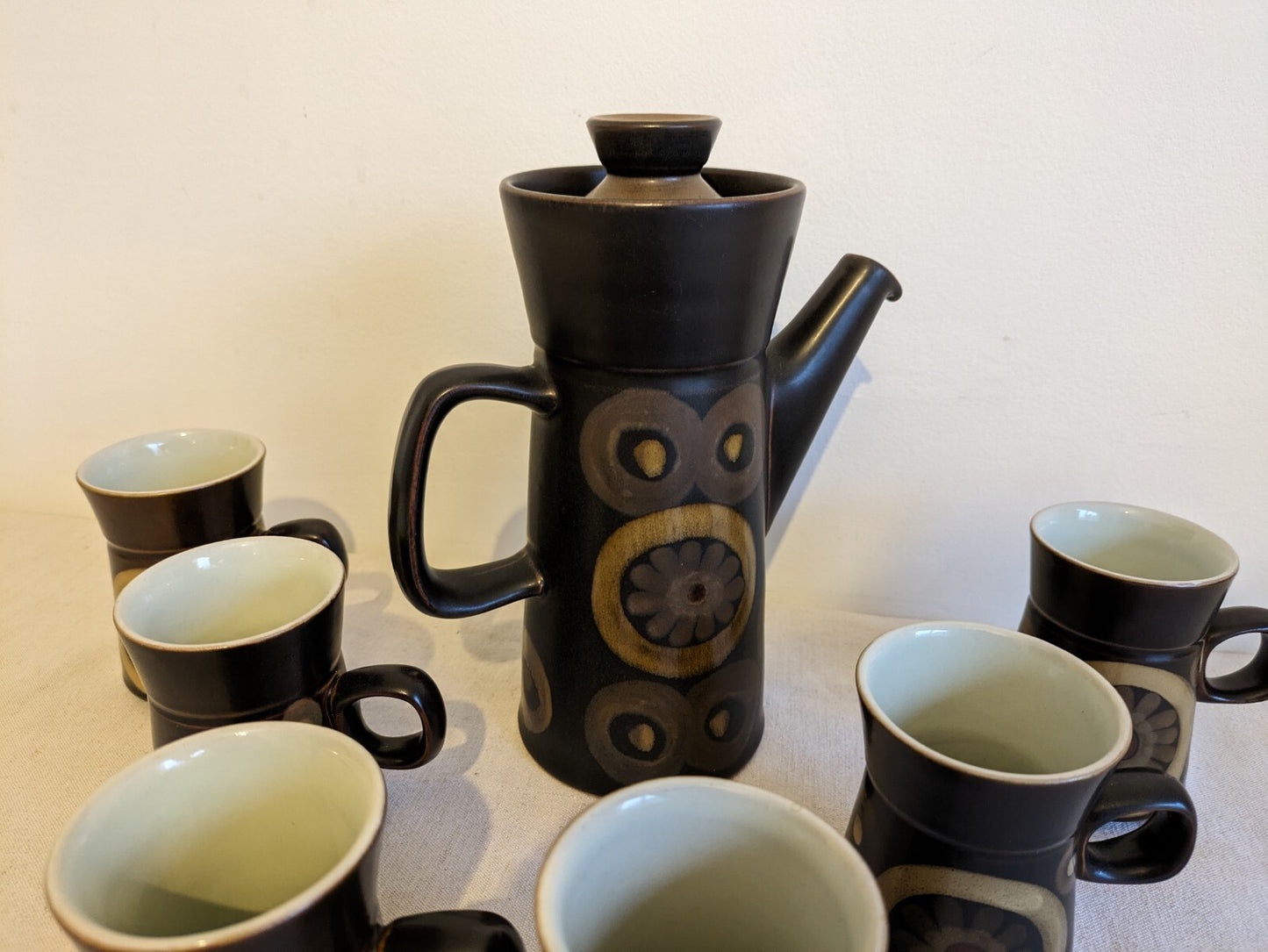 7 PIECE DENBY ARABESQUE 70s TABLEWARE COFFEE POT SET MUGS 1960S SMARKAND POTTERY