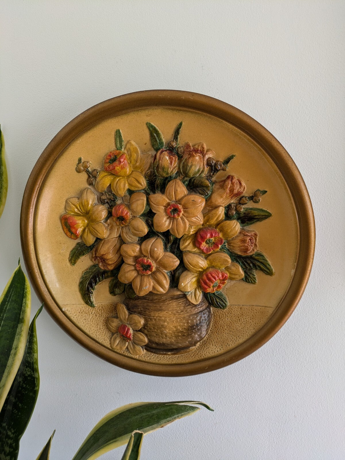 VTG 30s 37.4cm Gold Floral Hand Painted Chalkware Plaque 3D Plate Daffodils Vgc