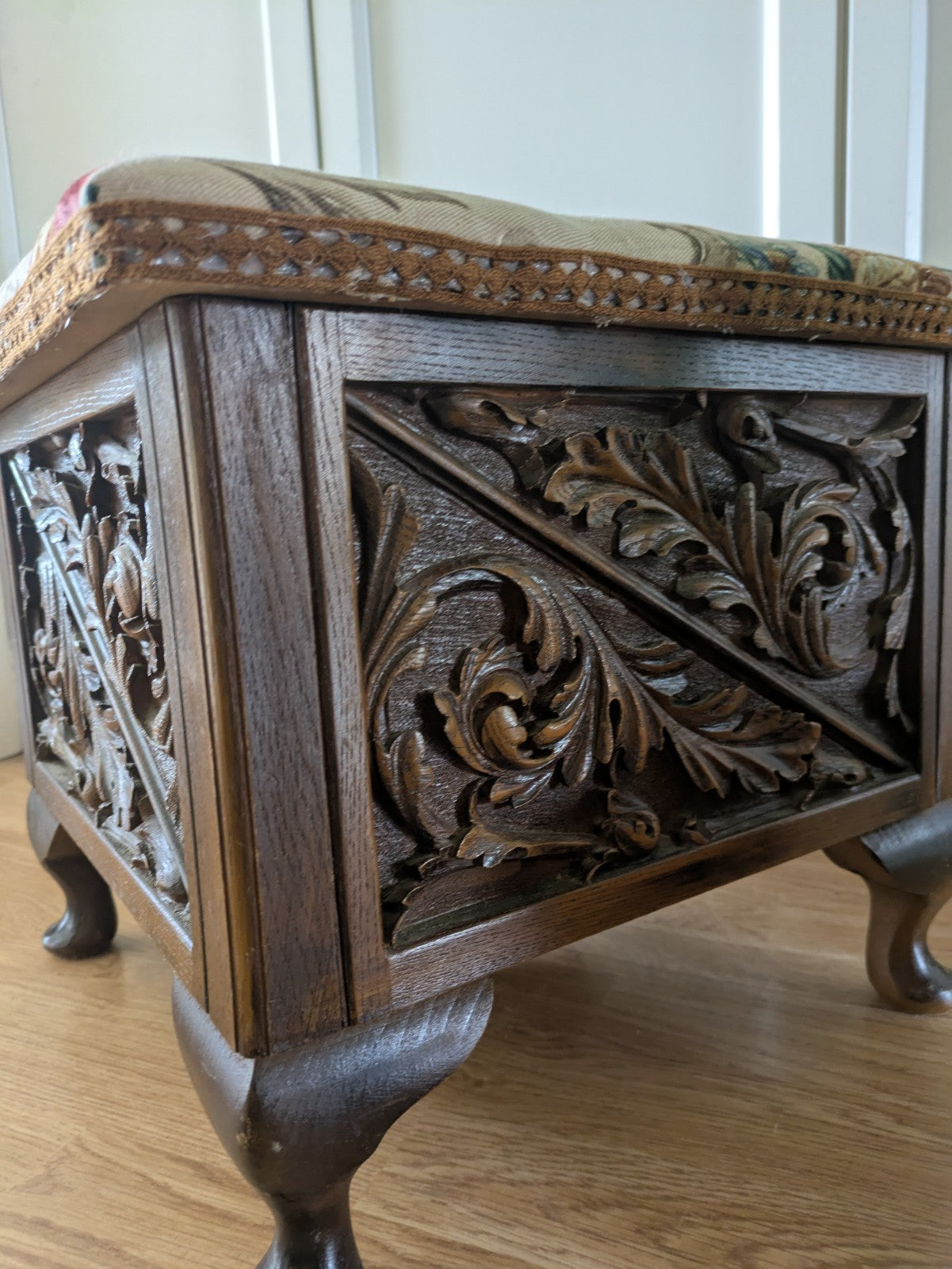 VTG ANTIQUE STYLE HEAVILY CARVED SEWING BOX STOOL SANDERSON UPHOLSTERED STORAGE