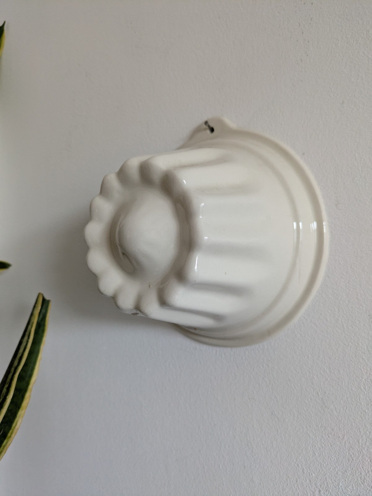 Wall Hanging Antique White Jelly Mould Round Ceramic Motif Vintage Circular Vgc