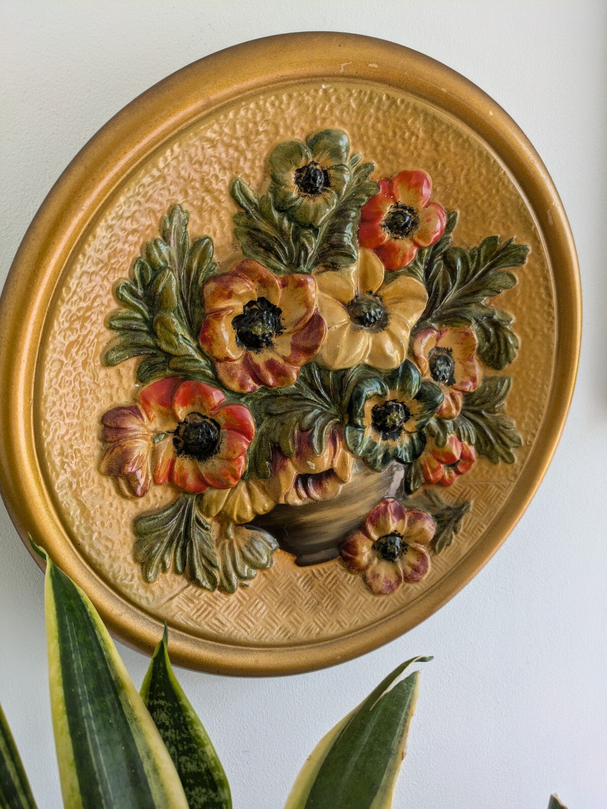 VTG 30s 38.6cm Gold Floral Hand Painted Chalkware Plaque 3D Plate Flowe Bouquet 