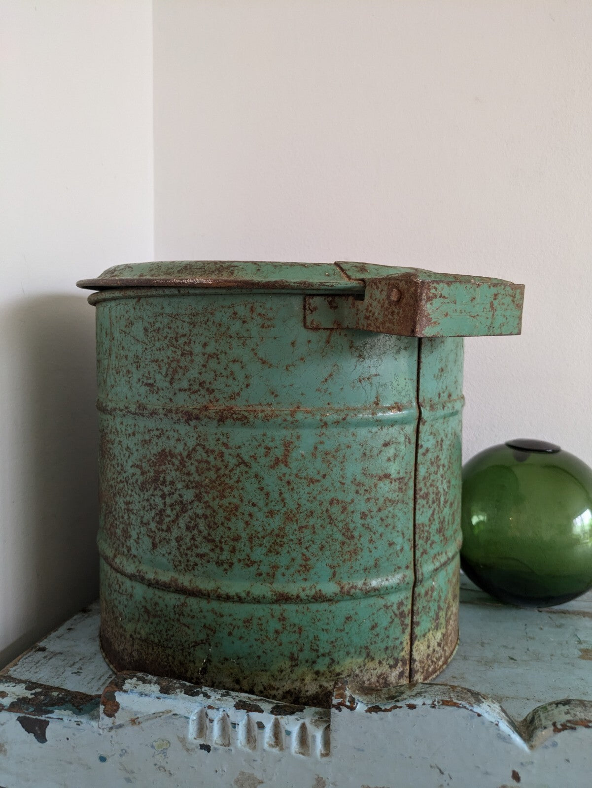 Vintage Pelican RETRO Enamelled Round Farm House Bread Bin Flip Lid Green Prop